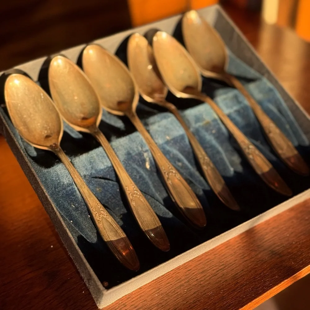 Vintage (12) silver teaspoons - Picture 2 of 7